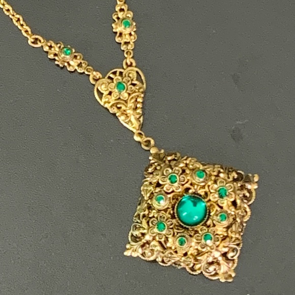 Fabulous VTG Gold Plated Filigree Emerald Green Rhinestone Pendant Necklace